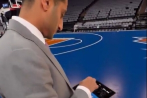 NBA總決賽將采用ASB玻璃地板 Shams現(xiàn)場演示可隨意切換其上圖案配圖