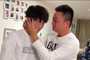 淚崩！拉瑪西亞中國(guó)第一人李昊炎回憶踢球歷程時(shí)淚崩，相擁而泣配圖