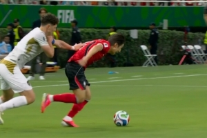 半場-韓國暫0-0捷克 李剛?cè)蔬h(yuǎn)射造險(xiǎn) 舒爾茨球衣被扯破配圖