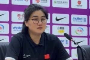 中國U17女籃主帥:面對年齡大的職業(yè)俱樂部 隊員們打出了團隊籃球配圖