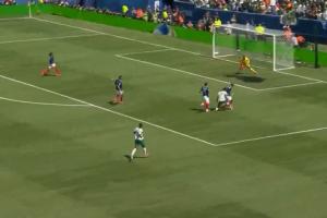 杰克遜腳后跟做球,薩爾帶球突進(jìn)射門被封堵配圖