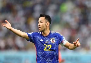 吉田麻也：能跟巴西對(duì)抗90分鐘無疑是進(jìn)步 我們替補(bǔ)深度處于劣勢(shì)配圖