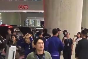 被狂罵！韓國隊在機(jī)場遭球迷怒吼輸出：**種洪明甫！年薪吐出來！配圖