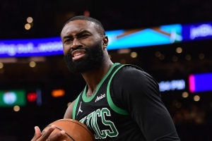 Windhorst:綠軍并非為換字母才不得不出布朗 而是早就決定交易他配圖
