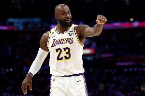 Lowe:詹姆斯都41.5歲了 居然還能霸榜NBA推特圈 這生涯絕了配圖