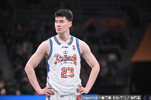 直播吧：新疆男籃與阿不都沙拉木簽訂為期三年頂薪續(xù)約合同配圖