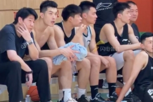 邱彪現(xiàn)場(chǎng)觀戰(zhàn)山東高速青年隊(duì)迎戰(zhàn)山大男籃教學(xué)賽配圖
