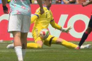亞馬爾單刀射門被庫爾圖瓦擋出，但也越位在先配圖