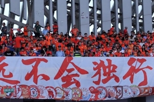 魯媒：客戰(zhàn)青島西海岸超3000名泰山隊(duì)球迷助威，坐滿多個(gè)看臺(tái)配圖