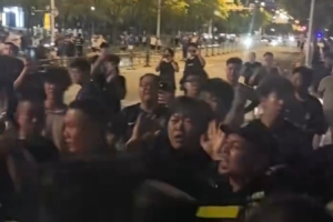 博主曬視頻：疑似部分武漢球迷賽后沖擊天津球迷的接駁大巴配圖