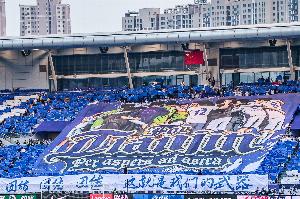 面對武漢高溫天氣，津門虎俱樂部調(diào)集防暑降溫用品發(fā)放給遠征球迷配圖