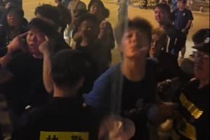 這……博主發(fā)視頻武漢球迷朝津門虎球迷大巴吐口水，現(xiàn)場一片混亂配圖