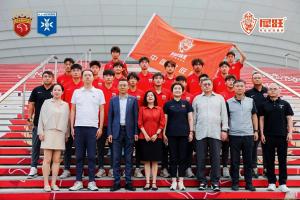 逐夢(mèng)法蘭西，礪劍歐塞爾！上海海港·中國犀旺隊(duì)出征儀式在滬舉行配圖