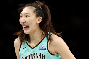 WNBA生涯第100場(chǎng)比賽!韓旭3投1中 得到2分2板1助配圖