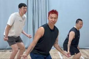 許濤與周琦共創(chuàng)趣味視頻：帶中國第一中鋒學(xué)習(xí)一下閃身步配圖